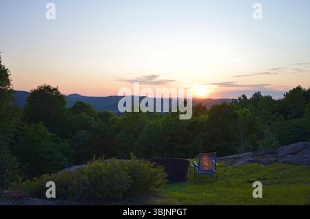 Uno splendido tramonto sulle colline di Gatineau in Quebec, Canada Foto Stock