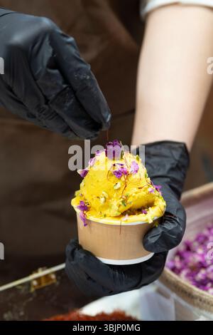Gelato allo zafferano con petali di rosa secchi e pistacchio Foto Stock