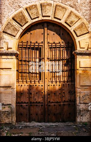 Sportello con montante parasassi. Pedraza, Segovia, Castilla y León, Spagna, Europa Foto Stock