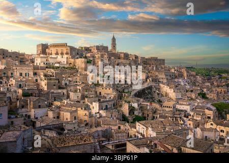 Vista dei Sassi di Matera al tramonto. Regione Basilicata, Italia, Europa Foto Stock