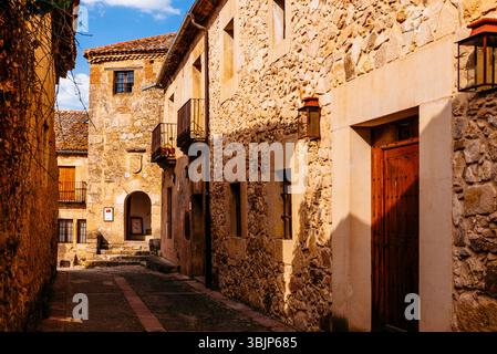 Strada nel borgo medievale di Padraza, con la prigione del paese sullo sfondo. Foto Stock