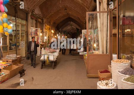 Scene interne dello storico bazar coperto a Tabriz, Iran, che mostrano la vita quotidiana, il commercio tradizionale e l'antica architettura persiana. Foto Stock