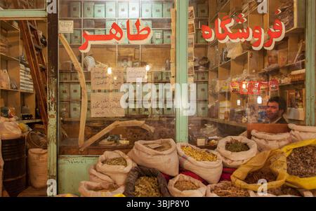 Scene interne dello storico bazar coperto a Tabriz, Iran, che mostrano la vita quotidiana, il commercio tradizionale e l'antica architettura persiana. Foto Stock