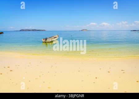 Una piccola barca da pesca ormeggiata sulla spiaggia dell'isola di Contadora, Panama Foto Stock