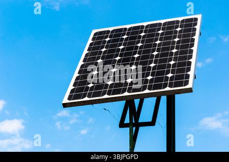 Pannelli solari che guardano verso il cielo Foto Stock