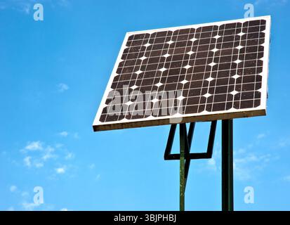Pannelli solari che guardano verso il cielo Foto Stock