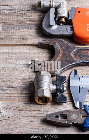 Ampia gamma di utensili idraulici su fondo in legno. Vista superiore con spazio di copia Foto Stock