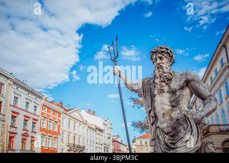 Leopoli, Ucraina - 21 settembre 2018: Fontana di Nettuno sulla piazza del mercato di Leopoli Foto Stock