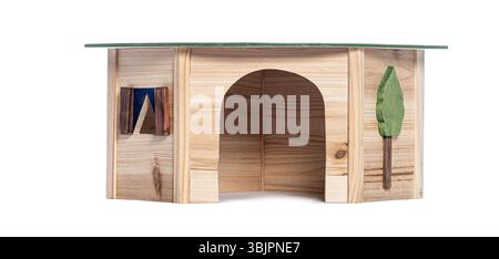 Adorabile casa in legno con tetto verde, piccola finestra e albero decorativo, perfetta per piccoli animali domestici Foto Stock