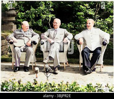 L a R il primo ministro britannico Winston Churchill il presidente Harry S. Truman e il leader sovietico Josef Stalin nel... Foto Stock