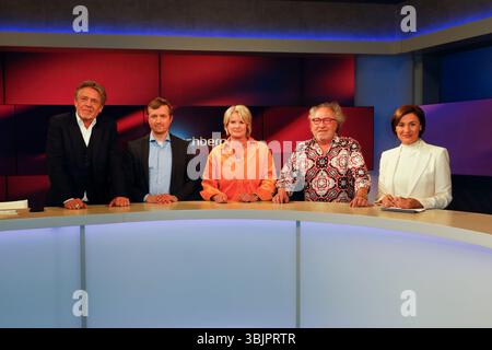 Hajo Schumacher, Demian von Osten, Susanne Gaschke, Urban Priol, Sandra Maischberger in der ARD-Talkshow 'maischberger' im WDR Studio B. Köln, 25.04.2 Foto Stock