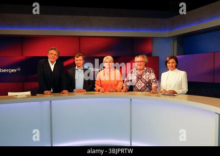 Hajo Schumacher, Demian von Osten, Susanne Gaschke, Urban Priol, Sandra Maischberger in der ARD-Talkshow 'maischberger' im WDR Studio B. Köln, 25.04.2 Foto Stock