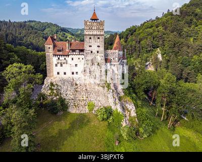Una vista aerea che si affaccia sul Castello di Bran in Romania, noto anche come Castello di Dracula. Foto del drone scattata il 9 giugno 2025 a Bran, vicino a Brasov, Transilvan Foto Stock