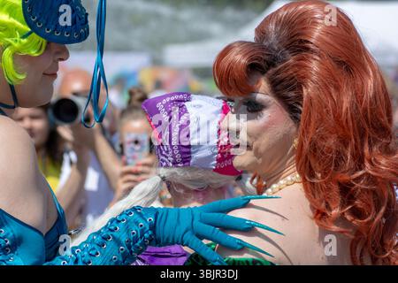Gli artisti di trascinamento abbracciano e festeggiano con i fan alla Varsavia Equality Parade a Varsavia, Voivodato della Masovia, Polonia, il 14 giugno 2025 Foto Stock
