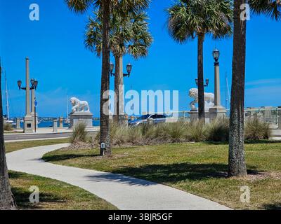 Il Ponte dei leoni presenta due statue di leoni medicei in marmo di carrara alla fine del ponte che attraversa il canale intercostiero di Sant'Agostino. Foto Stock