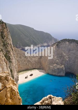 Foto aerea della baia di Navagio con relitto, scogliere bianche e acque blu profonde, isola di Zante, Grecia. Foto Stock