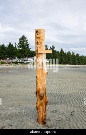 Palo di legno sulla spiaggia di Rathtrevor a Parksville, British Columbia, Canada Foto Stock