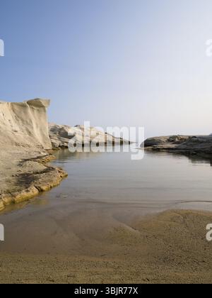 Vista della baia sulla spiaggia di Sarakiniko, con mare turchese circondato da rocce bianche, isola di Milos, Grecia Foto Stock