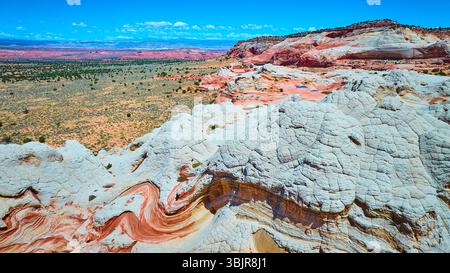 Vista aerea delle formazioni di arenaria vorticose rosse e bianche Marble Canyon Motion View Foto Stock