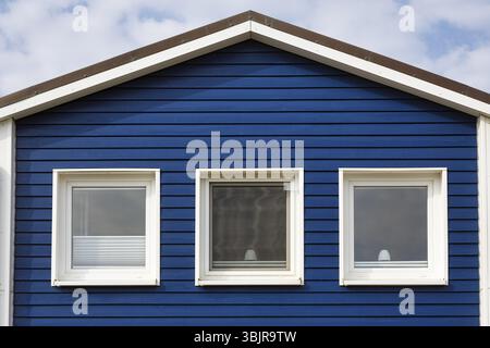 Capanna di aragosta blu, facciata in legno con tre finestre, dettagli della facciata nel porto, Heligoland, Schleswig-Holstein, Germania, Europa Foto Stock