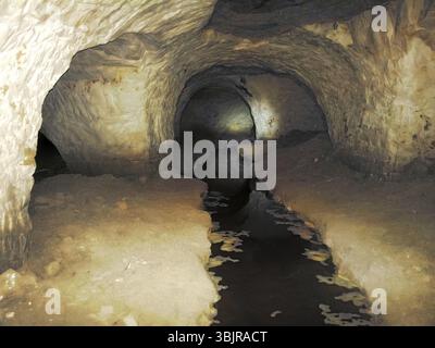 Catacombe sotterranee parzialmente allagate. viaggia sottoterra attraverso i tunnel Foto Stock