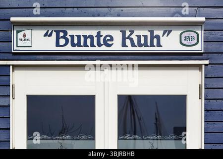 Capanna di aragosta blu, facciata in legno con finestra, ristorante rustico di pesce, dettagli della facciata nel porto, Heligoland, Schleswig-Holstein, Germania, Europa Foto Stock