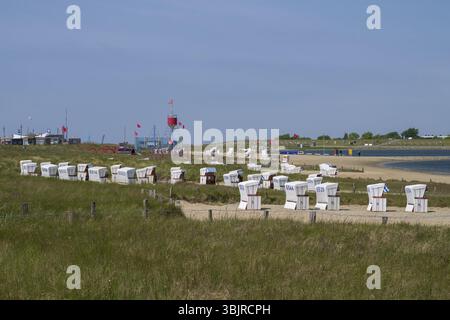 Sedie a sdraio sulla laguna familiare, Perlebucht, Buesum, Mare del Nord, Schleswig-Holstein, Germania, Europa Foto Stock