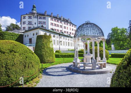 Giardino del castello con castello di Ambras alla periferia della città, Innsbruck, Inntal, Alpi tirolesi, Tirolo, Austria, Europa Foto Stock