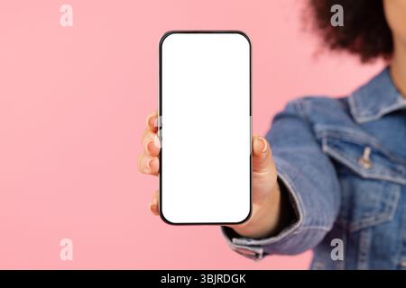 Telefono cellulare alla moda. Smartphone femmina con impugnatura e schermo vuoto bianco Foto Stock