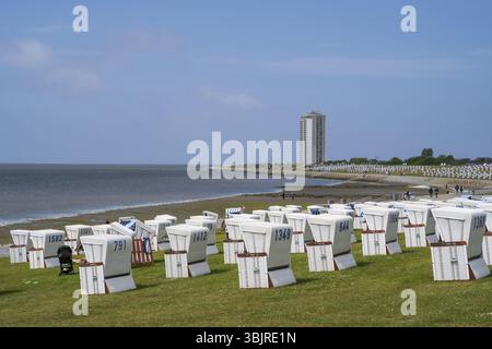 Sedie a sdraio sulla spiaggia verde, grattacielo, Buesum, Mare del Nord, Schleswig-Holstein, Germania, Europa Foto Stock