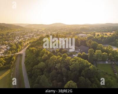 Un villaggio su una collina circondato da boschi e case in legno al tramonto, luogo per eventi e matrimoni, Lorch Monastery, Lorch, Germania, Europa Foto Stock