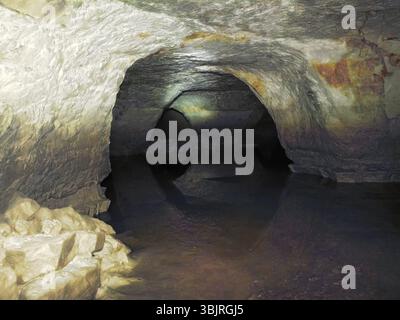 Catacombe sotterranee parzialmente allagate. viaggia sottoterra attraverso i tunnel Foto Stock