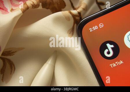 Dhaka, Bangladesh - 7 maggio 2025: L'icona dell'app TikTok viene visualizzata sullo smartphone Foto Stock