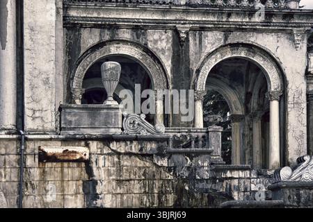 Pezzo di antichità abbandonato, angolo di Roma. L'architettura classica porta piacere nel senso di proporzionalità, ordine Paradiso (Piazza Gerusalemme Foto Stock