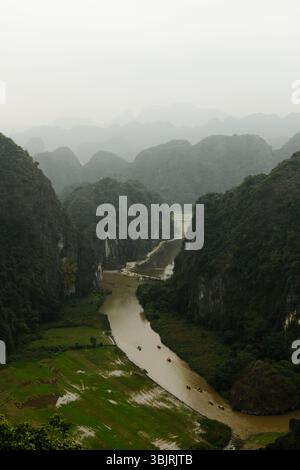 Vista dal punto panoramico di Hang Mua o Nui Ngoa Long (montagna del Drago) a Ninh Binh, Vietnam Foto Stock