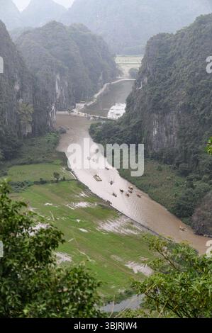 Vista dal punto panoramico di Hang Mua o Nui Ngoa Long (montagna del Drago) a Ninh Binh, Vietnam Foto Stock
