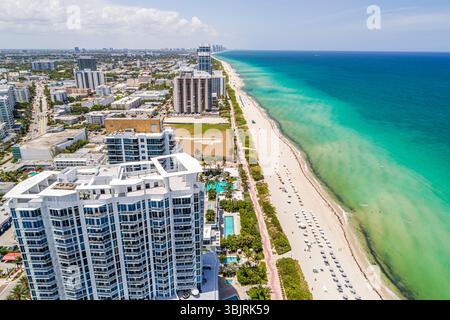 Miami Beach, Florida, North Beach, vista dall'alto verso il basso, oceano Atlantico, spiaggia pubblica sul lungomare, alti edifici condominiali, ecc. Foto Stock