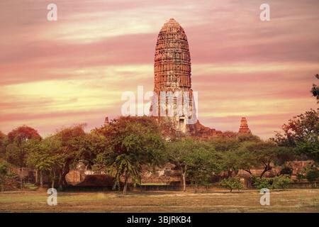 Rovine dell'antico shikhara buddista, dagoba, stupa nel sud della Thailandia, Ayutthaya. L'antica capitale del regno di Ayutthaya, che precedette sia Foto Stock