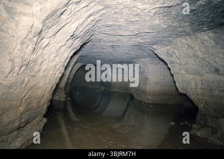 Catacombe sotterranee parzialmente allagate Foto Stock