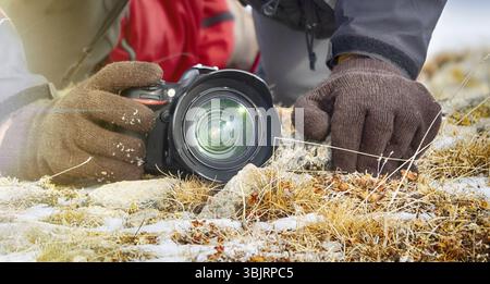 Uomo fotografo backpacker con telecamera e prendere foto. Stile di vita viaggio concetto hobby avventura vacanze attive outdoor Foto Stock