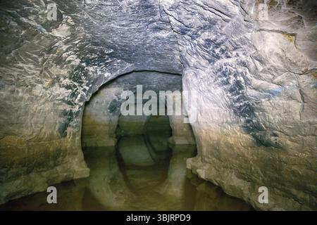 Catacombe sotterranee parzialmente allagate Foto Stock