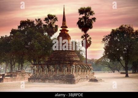 Rovine dell'antico shikhara buddista, dagoba, stupa nel sud della Thailandia, Ayutthaya. L'antica capitale del regno di Ayutthaya, che precedette sia Foto Stock