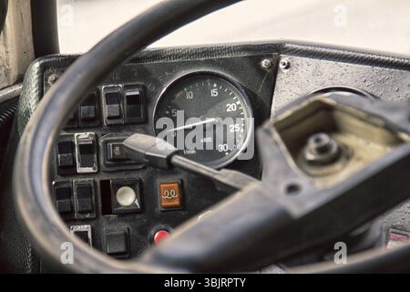 Primo piano su un vecchio autobus d'epoca per il controllo della cabina. veicoli del secolo scorso Foto Stock