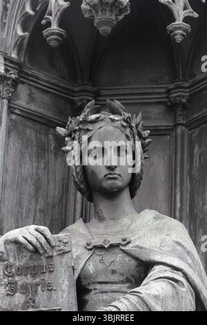 Statua di THEMIS, le scale della giustizia e la lettera di legge. THEMIS nella mitologia greca la dea della giustizia. Praga Foto Stock