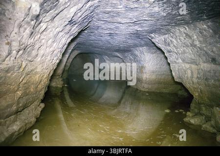 Catacombe sotterranee parzialmente allagate Foto Stock