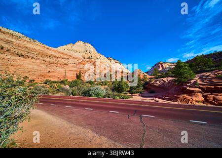 Autostrada del deserto che si snoda attraverso Red Sandstone Zion National Park, vista sulla strada Foto Stock
