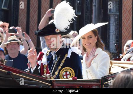 Castello di Windsor, lunedì 16 giugno 2025. TRH il Principe e la Principessa di Galles tornano al Castello di Windsor in carrozza seguendo il servizio per il più nobile ordine della Giarrettiera, lunedì 16 giugno 2025 credito: James Taylor/Alamy Live News Foto Stock