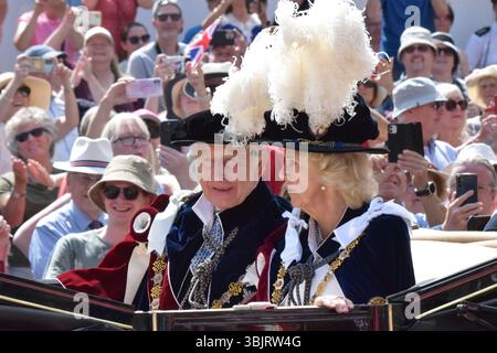 Castello di Windsor, lunedì 16 giugno 2025. Le loro Maestie il Re e la Regina tornano al Castello di Windsor in carrozza seguendo il servizio per il Most Noble Order of the Garter, lunedì 16 giugno 2025 Credit: James Taylor/Alamy Live News Foto Stock