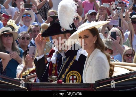 Castello di Windsor, lunedì 16 giugno 2025. TRH il Principe e la Principessa di Galles tornano al Castello di Windsor in carrozza seguendo il servizio per il più nobile ordine della Giarrettiera, lunedì 16 giugno 2025 credito: James Taylor/Alamy Live News Foto Stock