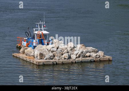 Villey-le-sec, Francia - Vista su una piccola barca a rimorchio spinge una chiatta carica per lavori fluviali sulla Mosella. Foto Stock